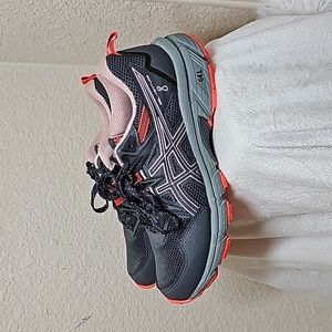 ASICS Gel Venture 8 Women's Trail Running Shoes. EUC like new. Gray, pink, coral